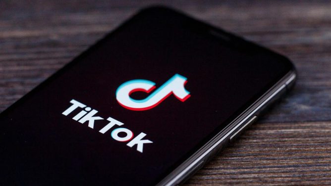 Ilustrasi cara download video tiktok. (Shutterstock)