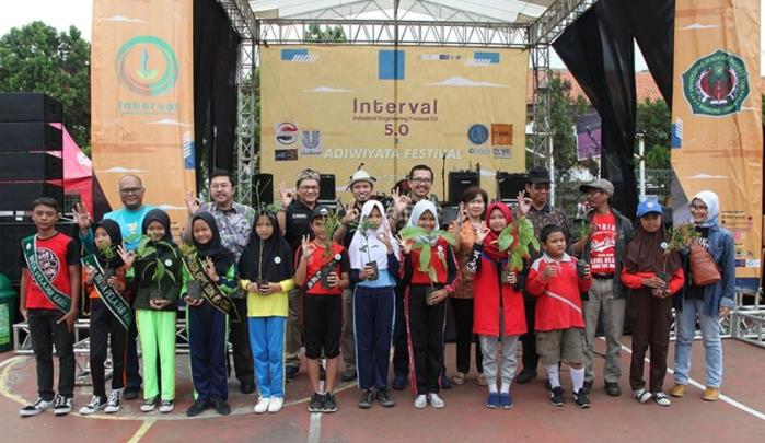 Bagikan 500 Bibit, Unjani Peduli Lingkungan