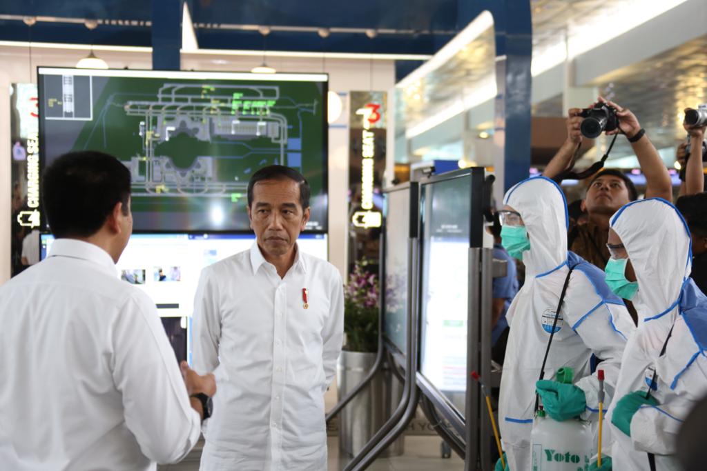 Presiden Jokowi Tinjau Sterilisasi Bandara Soetta untuk Cegah Penyebaran Virus Corona