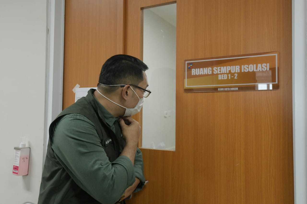Jenguk Bima Arya, Ridwan Kamil Hanya Bisa Menatap Dibalik Pintu Kaca