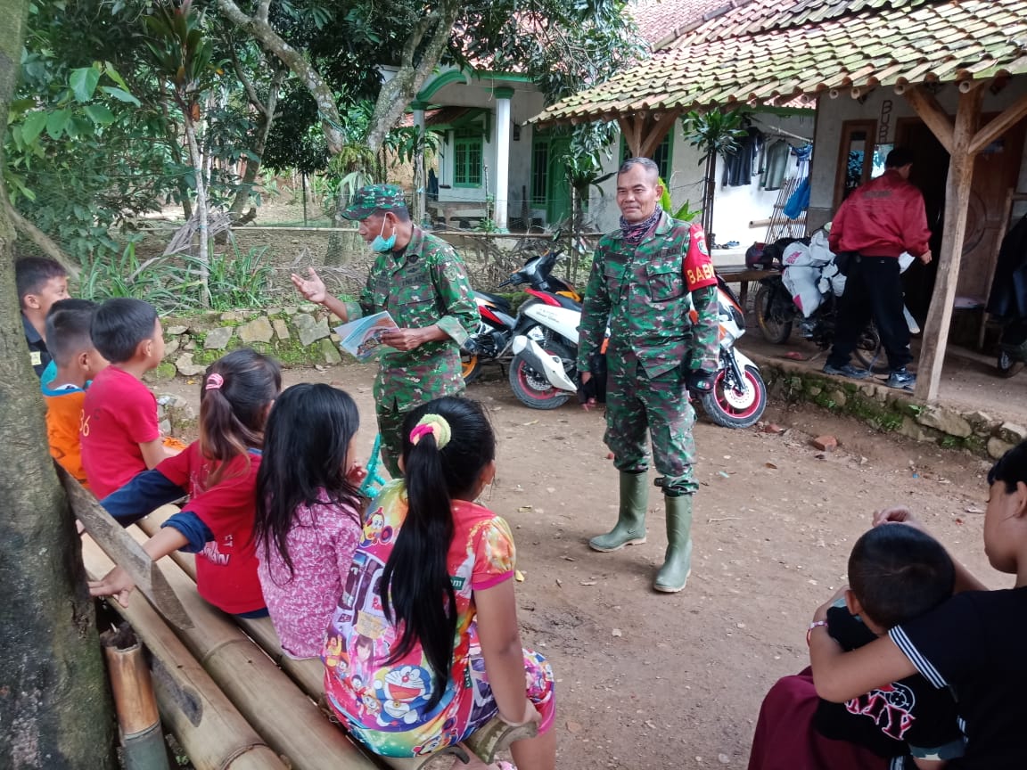 Berbaur dengan Masyarakat, Warga Cijati Sudah Menganggap Prajurit TNI Keluarga Sendiri