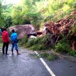 Batu Besar Tutupi Jalan Talegong Cisewu Garut Akibat Longsor