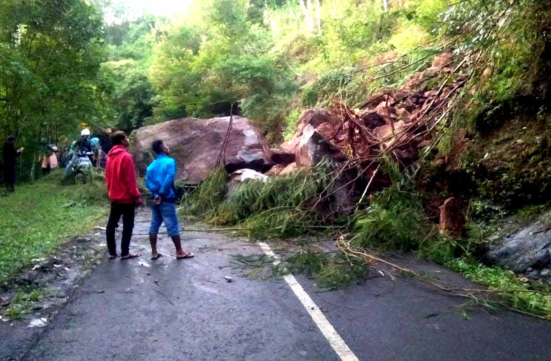 Batu Besar Tutupi Jalan Talegong Cisewu Garut Akibat Longsor Batu Besar Tutupi Jalan Talegong Cisewu Garut Akibat Longsor