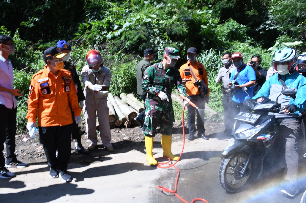 Kodim 0608 Lakukan Penyemprotan Disinfektan Diperbatasan Bogor