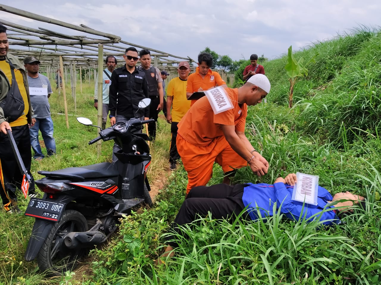23 Reka Adegan Diperagakan Tersangka Persetubuhan di Kebun Sayur 23 Reka Adegan Diperagakan Tersangka Persetubuhan di Kebun Sayur