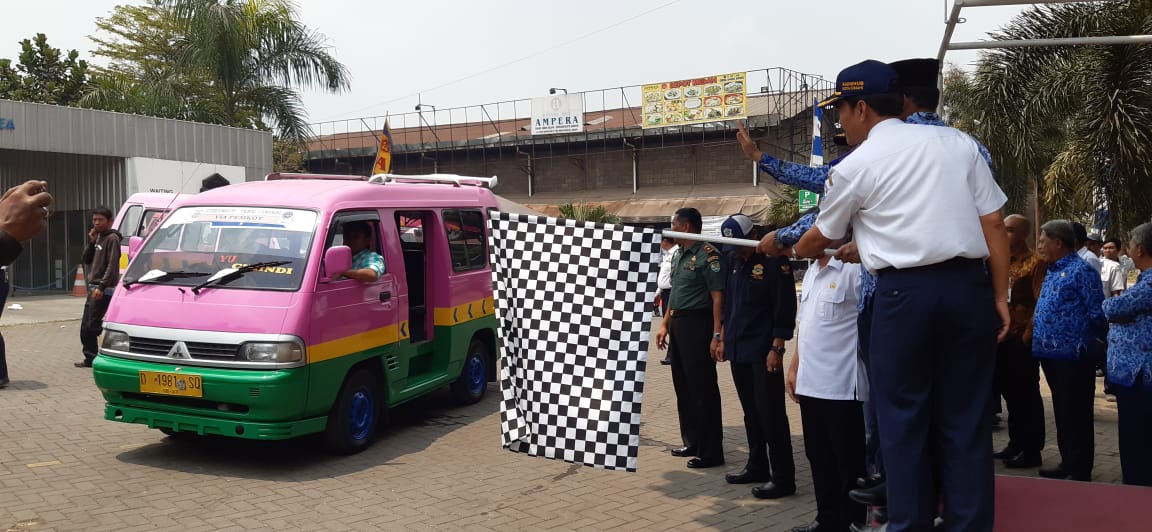 Jalanan Sepi, Angkot di Cimahi Semakin Ditinggal Penumpang Jalanan Sepi, Angkot di Cimahi Semakin Ditinggal Penumpang