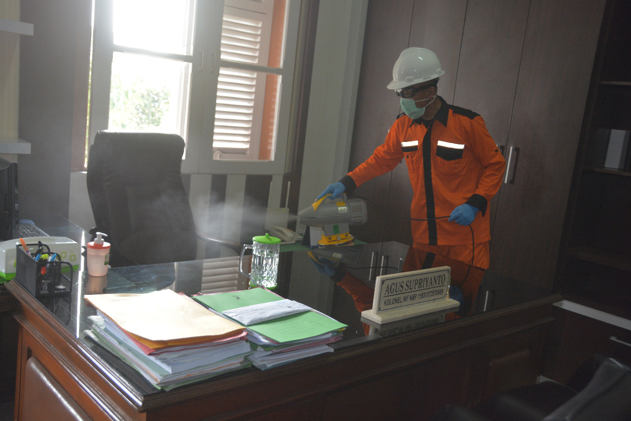 Cegah Penyebaran Convid-19, Makodam III/Siliwangi Disemprot Disinfektan