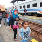 Penumpang kereta api jurusan Kutoarjo - Bandung memadati stasiun besar kereta api Kiaracondong, Jalan Kiaracondong, Kota Bandung, Minggu (10/7). Menjelang akhir libur lebaran stasiun kereta api Kiaracondong dipadati warga yang mudik dari luar Jawa Barat. Fajri Achmad NF / Bandung Ekspres