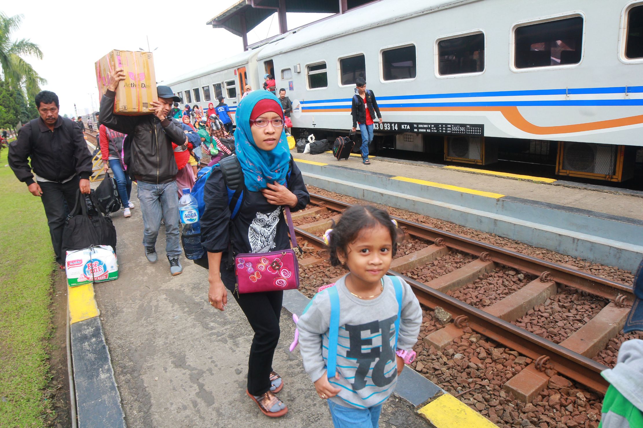 Penumpang kereta api jurusan Kutoarjo - Bandung memadati stasiun besar kereta api Kiaracondong, Jalan Kiaracondong, Kota Bandung, Minggu (10/7). Menjelang akhir libur lebaran stasiun kereta api Kiaracondong dipadati warga yang mudik dari luar Jawa Barat. Fajri Achmad NF / Bandung Ekspres