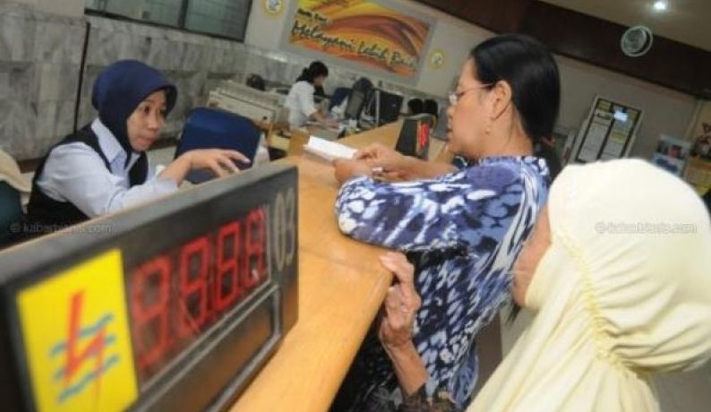 Petugas PLN Stop Catat Meteran Listrik, Begini Cara Pelanggan Menghitungnya Petugas PLN Stop Catat Meteran Listrik, Begini Cara Pelanggan Menghitungnya