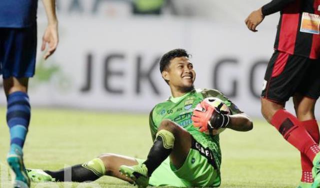 Kiper Persib Jalani Pemulihan Cedera secara Mandiri