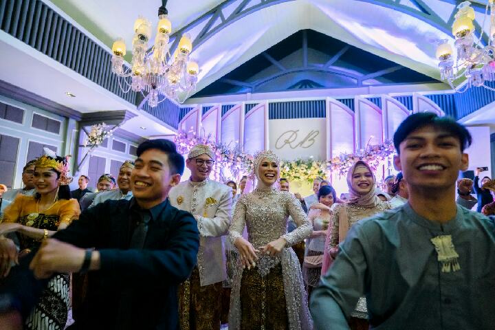 Unik dan Menarik: Ada Tik tok di Tengah Upacara Adat Pernikahan Direktur Komersial Pupuk Kujang