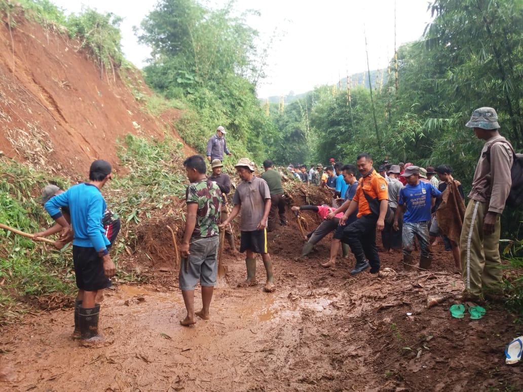 Longsor Tutup Akses Jalan Desa di Kabupaten Bandung Barat Longsor Tutup Akses Jalan Desa di Kabupaten Bandung Barat