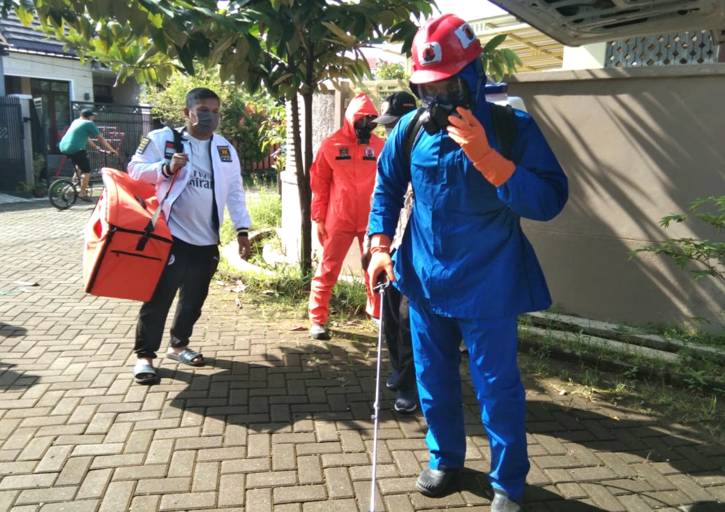 Lawan Covid-19, Relawan PKS Semprotkan Disinfektan ke Masjid dan Rumah Warga