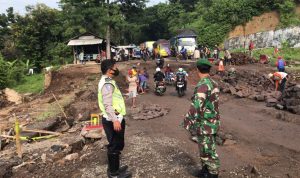 Kerusakan jalan Cireki disebabkan oleh hujan turun hampir sepanjang malam sehingga terjadi penurunan badan jalan yang signifikan