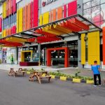 Seorang petugas kebersihan saat beraktivitas di depan Ubertos.