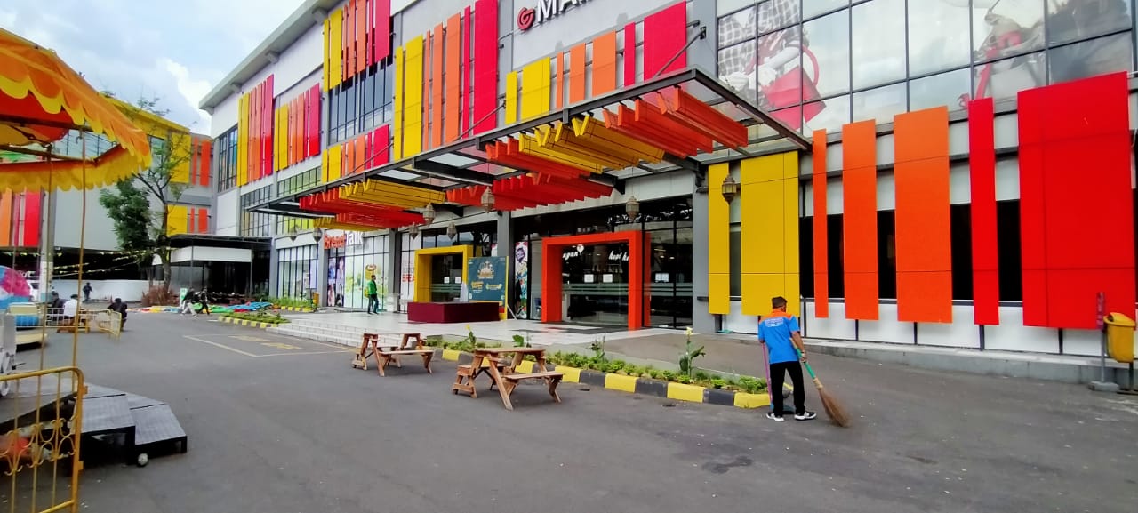 Seorang petugas kebersihan saat beraktivitas di depan Ubertos.
