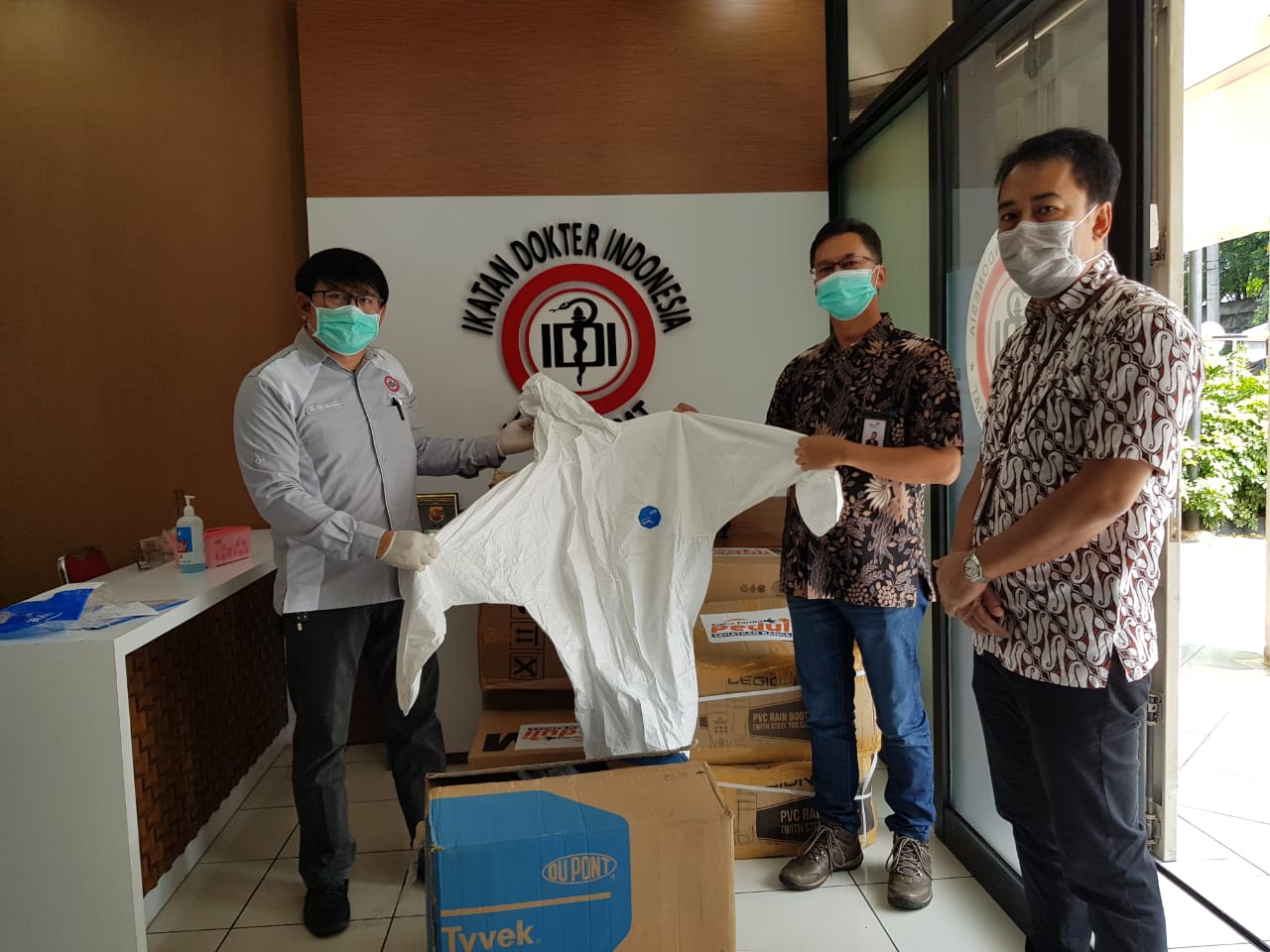Antisipasi Pencegahan Corona di Jawa Barat, Telkom Serahkan Bantuan APD dan Hand Sanitizer