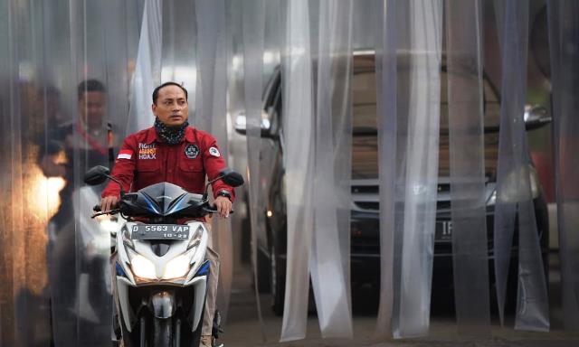 Wajib, Pengunjung Mapolda Lewat Lorong Dekontaminasi Wajib, Pengunjung Mapolda Lewat Lorong Dekontaminasi