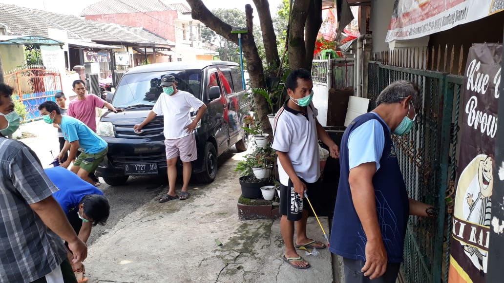 Tidak Ingin Tertular Korona, Warga Bukit Permata Cilame Lakukan Penyemprotan Disinfektan Swadaya