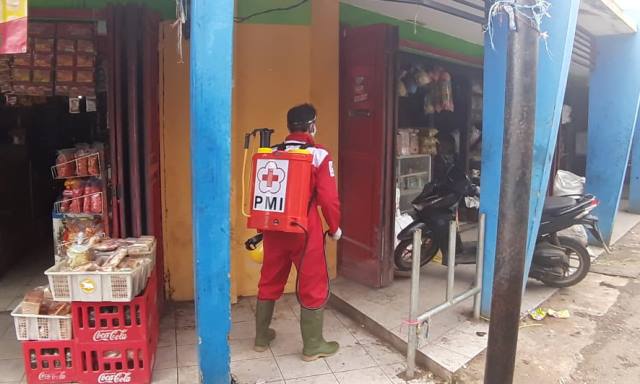 Tiga Pasar Tradisional Lakukan Penyemprotan Disinfektan
