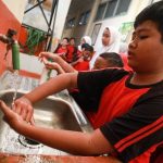 Mendapat pembelajaran pola hidup sehat, dibimbing semua guru ratusan Siswa SDN 139 Sukarasa Kota Bandung melakukan senam cuci tangan pake sabun.