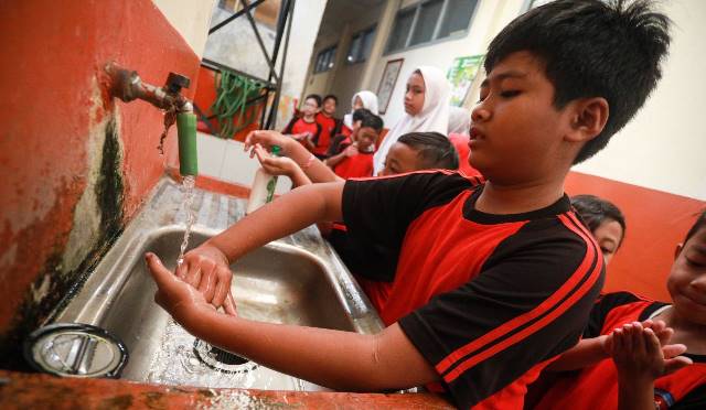 Mendapat pembelajaran pola hidup sehat, dibimbing semua guru ratusan Siswa SDN 139 Sukarasa Kota Bandung melakukan senam cuci tangan pake sabun.