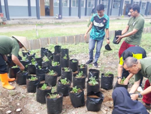 Siswa SMAN 27 Diajari untuk Bertani