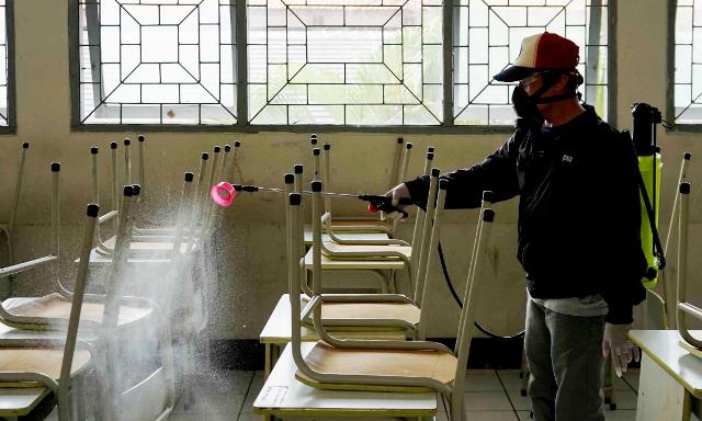 SMKN 13 Disemprot Disinfektan