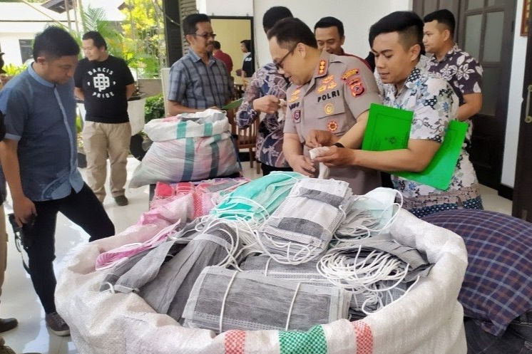 Polrestabes Kota Bandung Amankan Dua Karung Masker Bekas di Astana Anyar