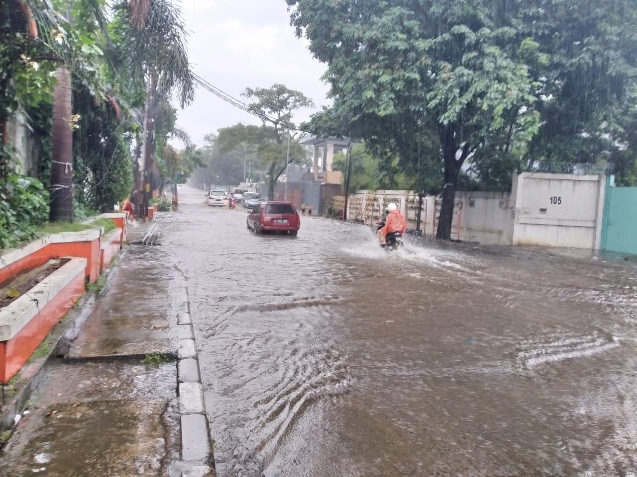 Lagi-lagi Jalan Mahar Tergenang Banjir, DPKP Kota Cimahi Belum Bisa Berbuat Banyak Lagi-lagi Jalan Mahar Tergenang Banjir, DPKP Kota Cimahi Belum Bisa Berbuat Banyak