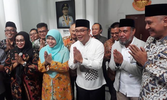 Hindari Penyebaran Virus Lewat Tangan, Emil Sarankan Salam Tanpa Bersentuhan
