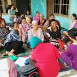 Hindari Ditagih Bank Emok, Ibu-ibu ini Sembunyi ke Dalam Kebun