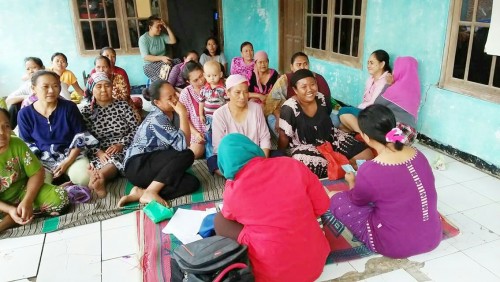 Hindari Ditagih Bank Emok, Ibu-ibu ini Sembunyi ke Dalam Kebun Hindari Ditagih Bank Emok, Ibu-ibu ini Sembunyi ke Dalam Kebun
