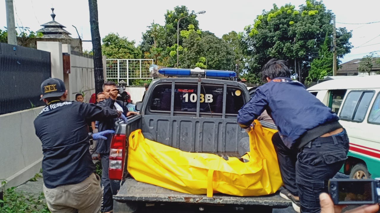 Mayat Penuh Luka Sayatan Dibungkus Plastik Hitam Ditemukan di Depan Hotel di Lembang Mayat Penuh Luka Sayatan Dibungkus Plastik Hitam Ditemukan di Depan Hotel di Lembang