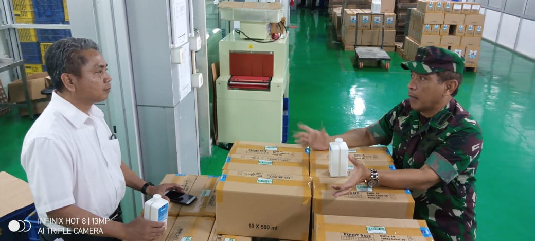 Dansektor 9 Sidak Pabrik Pembuat Hand Sanitizer di Cipendey