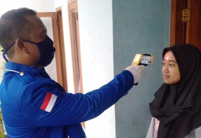 Demokrat KBB Serentak Bagikan APD Bagi Warga