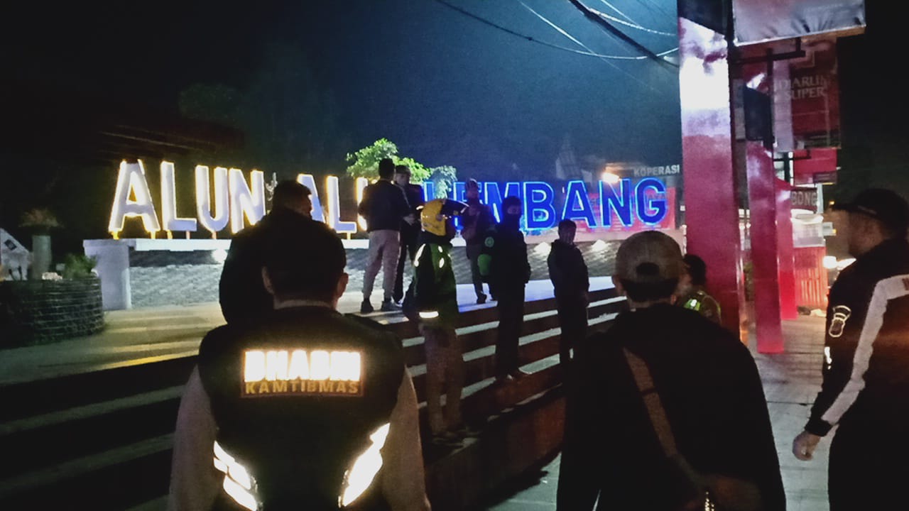 Cegah Penyebaran Covid-19, Polisi 'Usir' Warga yang Nongkrong