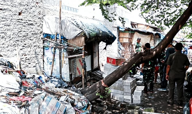 Kodim 0614/Karawang Perbaiki Rumah Istri Veteran yang Sudah Tidak Layak