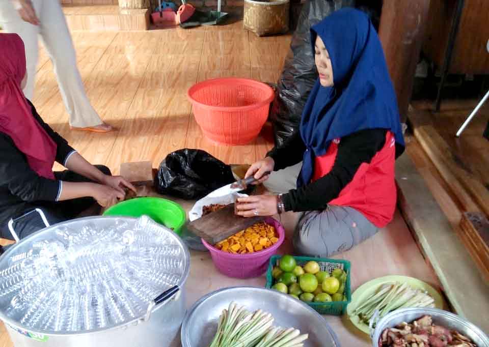 Partai Politik Mulai Bergerak, PDIP Bagikan Jamu dan Hand Sanitizer