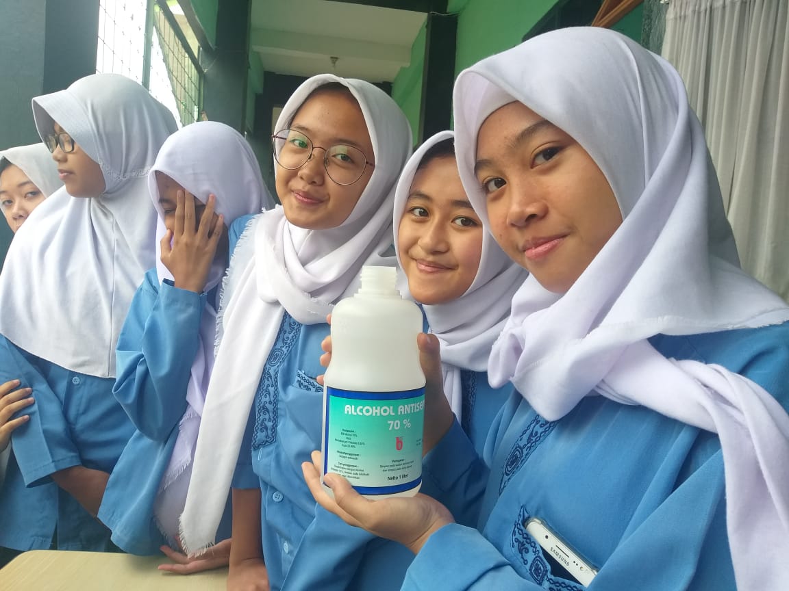 Patut Ditiru! SMPN 2 Bandung Buat Sendiri Handsanitizer Secara Masal