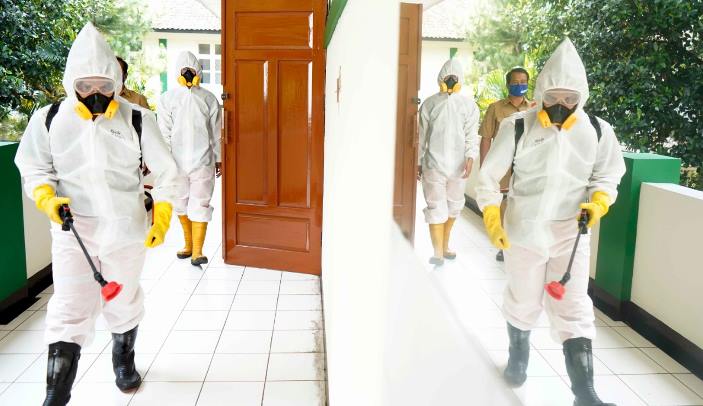 PMI Lakukan Penyemprotan Disinfektan ke Sekolah PMI Lakukan Penyemprotan Disinfektan ke Sekolah