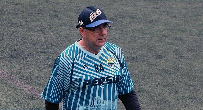 Persib Legowo dengan Perubahan Waktu Kick Off Persib Legowo dengan Perubahan Waktu Kick Off