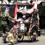 Merasa Iba, Pratu Yudha Bantu Dorong Becak Milik Pejuang