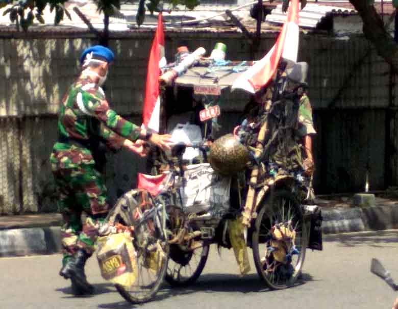 Merasa Iba, Pratu Yudha Bantu Dorong Becak Milik Pejuang Merasa Iba, Pratu Yudha Bantu Dorong Becak Milik Pejuang