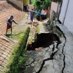Bibir Rumah Ujang Jebol, Tiga Rumah di Bawah Terancam