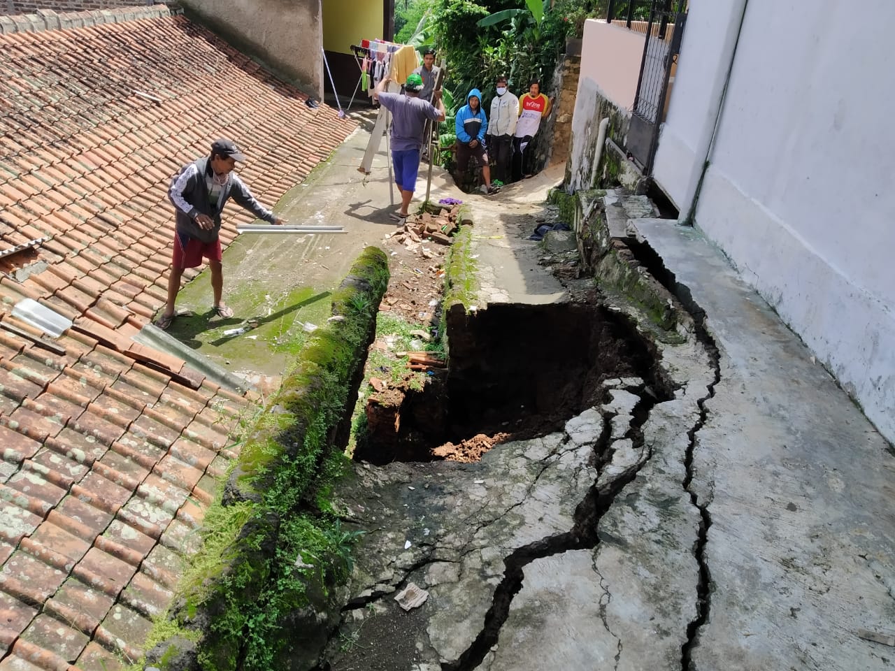 Bibir Rumah Ujang Jebol, Tiga Rumah di Bawah Terancam