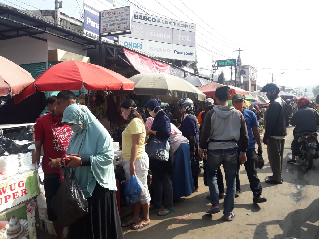 Aktivitas Pasar Tradisional Masih Seperti Biasa, Pedagang Tidak Menggubris Penerapan PSBB Aktivitas Pasar Tradisional Masih Seperti Biasa, Pedagang Tidak Menggubris Penerapan PSBB