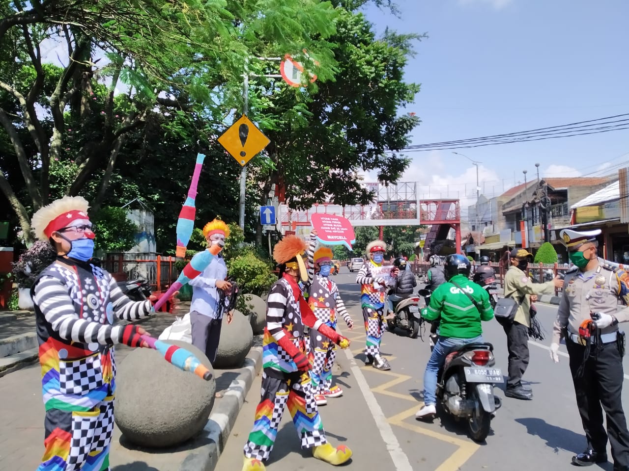 Cegah Penyebaran Covid-19, Komunitas Badut Cimahi Bagikan Masker