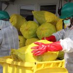 Petugas pengelolaan sampah dan limbah medis rumah sakit sedang memilah limbah untuk di musnahkan. (Foto: Humas Jabar For Jabar Ekspres)